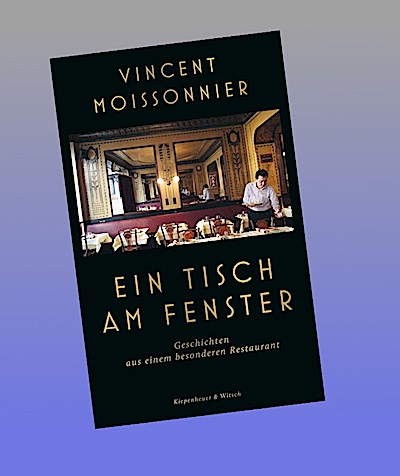 Ein Tisch am Fenster
